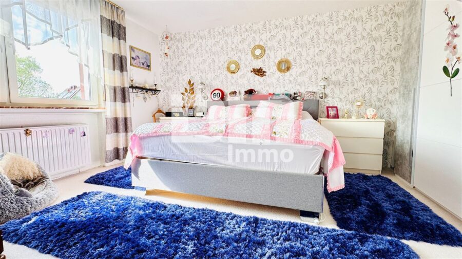 Teilsaniertes Einfamilienhaus mit Anbauten + Nebengebäude auf 1.600 m² Traumgartengrundstück - OG Schlafzimmer